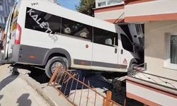 Çorum'da okul servisinin evin balkonuna girmesi sonucu 2 öğrenci yaralandı