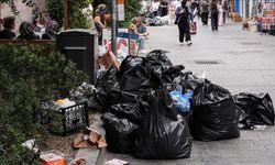 İzmir'de cadde ve sokaklarda çöp yığınları oluştu