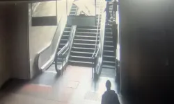 Metro istasyonunda reklam panosu kadının üzerine düştü
