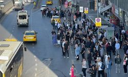 İstanbul'da Özel Halk Otobüsü şoförlerinin kontak kapatması nedeniyle duraklarda yoğunluk yaşanıyor