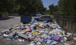 İzmir Buca'da 8 gündür süren "düzensiz maaş" eylemi nedeniyle çöp yığınları oluştu