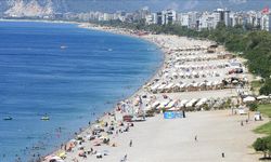 Antalya'da sıcak hava nedeniyle sahillerde yoğunluk yaşandı