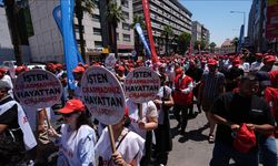 İzmir Büyükşehir Belediyesinin işten çıkardığı işçiler eylem başlattı