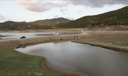 Tokat'ta baraj yatağı içinde bulunan yol suların çekilmesiyle kullanılabiliyor