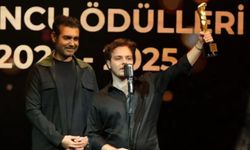 Doğa Karakaş, "En Başarılı Erkek Oyuncu" ödülünü aldı