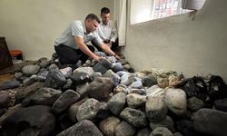 Elazığlı çiftçi meteor olduğunu düşündüğü yüzlerce taşı evinin bir odasında biriktirdi