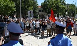 Arnavutluk'ta turizm projelerine karşı Meclis binası önünde gösteri düzenlendi