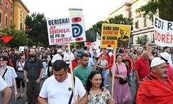 Arnavutluk'ta Zvernec'teki turizm projesine karşı gösteriler haftalardır sürüyor