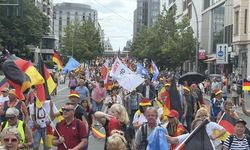 Berlin'de hükümet karşıtı gösteriye binlerce kişi katıldı