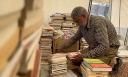 Gazzeli sahaf, evinin enkazından çıkardığı kitaplarla kütüphanesini yeniden oluşturdu