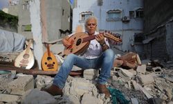 Gazzeli sanatçı Ebu Şaviş, müzik aletlerini onararak savaşla kırılan umutları yeşertiyor