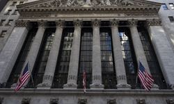 S&P 500 ve Nasdaq, çip hissesi satışları ve jeopolitik risklerle bir ayın en düşük seviyelerini gördü