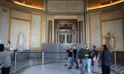 Fransa'da geçen yıl Louvre Müzesi'nde soygunun yapıldığı Apollo Galerisi yarın açılacak