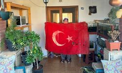 Kıbrıs Barış Harekatı'nda Mehmetçiğin kullandığı Türk bayrağını sandığında 36 yıldır saklıyor