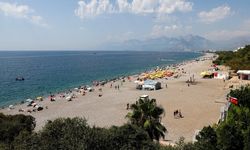Antalya'da sıcaktan bunalanlar sahillerde yoğunluk oluşturdu