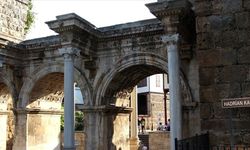 Antalya'daki 1900 yıllık Hadrian Kapısı kentin tarihine ışık tutuyor