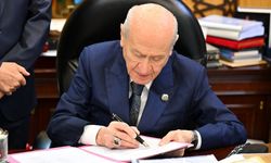 MHP Genel Başkanı Devlet Bahçeli'den 'çerçeve yasa' imzası