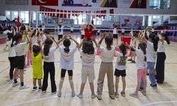 Spor okullarına katılan Hakkarili çocuklar yaz tatilini dolu dolu geçiriyor