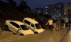 Ankara'da sel nedeniyle çöken yolda çok sayıda araç hasar gördü