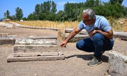 Gevaş Selçuklu Mezarlığı'nda çevgan motifli çocuk mezar taşı ortaya çıkarıldı