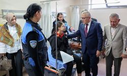 Sivas'ta öğrenci servisi ile polis aracı çarpıştı, 13 öğrenci ve 3 polis yaralandı