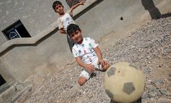 Suriye'de mayın patlamasında iki bacağını kaybeden 8 yaşındaki Hamad, hayallerini ve futbol tutkusunu kaybetmedi