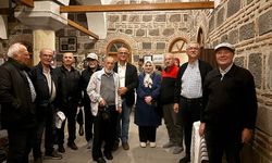 Tarihi Kurşunlu Han Şiir Evin'de Anlamlı Buluşma: Erkan Akbalık ile "Tarzan ve Manisa"