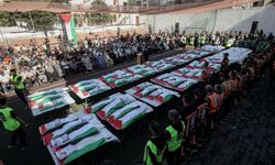 Gazze'de yaklaşık 3 yıl sonra enkazdan çıkarılan 75 Filistinlinin naaşı toprağa verildi