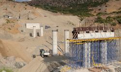 Heyelan sonrası Hakkari-Van kara yolunda iki kalıcı köprü yapılıyor