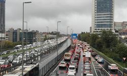 İstanbul'da akşam saatlerinde yağışın da etkisiyle trafik yoğunluğu yüzde 89'a ulaştı