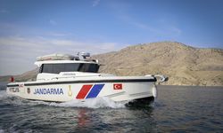 Jandarmanın 'yüzen karakolu' Karakaya Barajı'nda görev başında