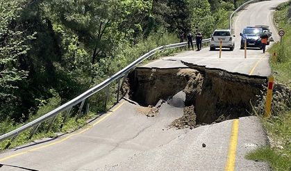 Karabük'te grup köy yolu, su borusunun patlaması üzerine çöktü