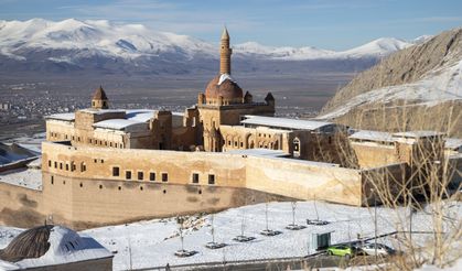 İshak Paşa Sarayı mevsimin ilk karıyla beyaza büründü