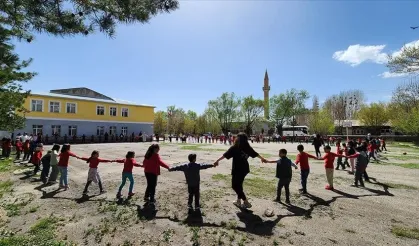 Erzurum'da üniversite öğrencileri her 23 Nisan'da bir okula kütüphane kuracak