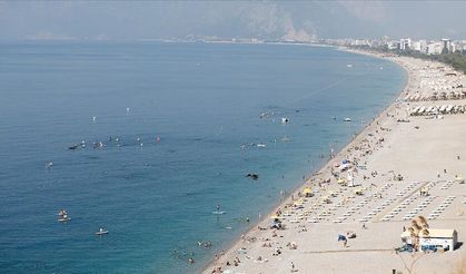 Antalya'da sıcak hava nedeniyle sahillerde yoğunluk oluştu