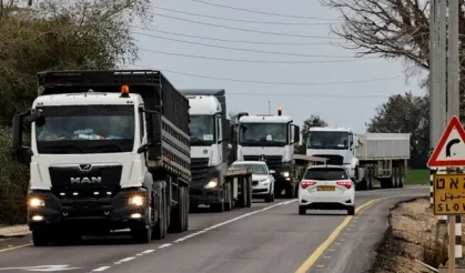 Gazze'ye insani yardım malzemesi taşıyan tırların girişi sürüyor