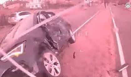 Halk otobüsü ile otomobilin çarpıştığı kaza araç kamerasında