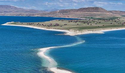 Van Gölü çekildikçe Çarpanak Adası'na giden antik yol ortaya çıkıyor