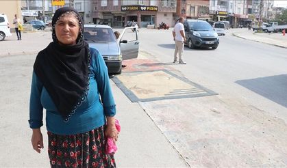 Tozdan rahatsız olan kadın yoldaki çukurları halıyla kapattı