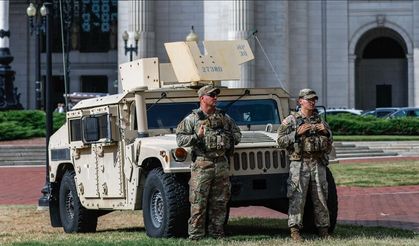 Washington'a sevk edilen Ulusal Muhafızlar silah taşımaya başladı