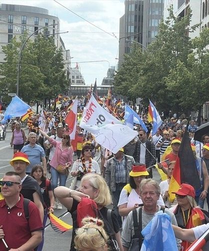 Berlin'de hükümet karşıtı gösteriye binlerce kişi katıldı