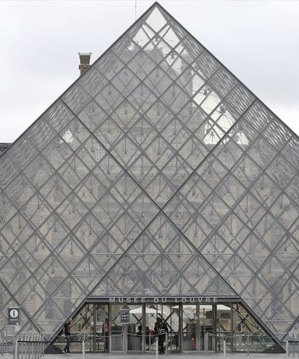 Paris'teki Louvre Müzesi aşırı sıcaklar nedeniyle kapılarını erken kapatacak