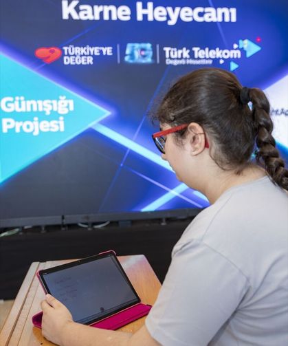 Türk Telekom'un TahtApp uygulamasıyla karne heyecanı 7 ilde 5G'yle eş zamanlı yaşandı