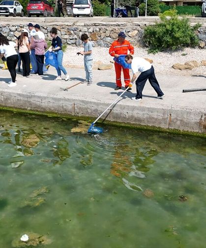 Tuzla'da öğrenciler kıyı temizliği için sahaya indi