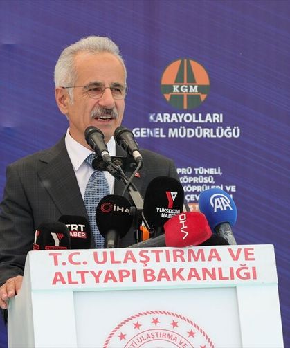 Ulaştırma ve Altyapı Bakanı Uraloğlu: Hakkari'nin her köşesini çağın gereklerine uygun hale getirmeye devam edeceğiz