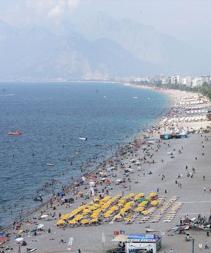 Antalya'da yüksek nem ve sıcaktan bunalanlar sahilleri doldurdu