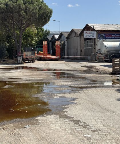 Balıkesir'de yola saçılan kimyasal maddenin kokusundan etkilenen 5 kişi hastaneye kaldırıldı