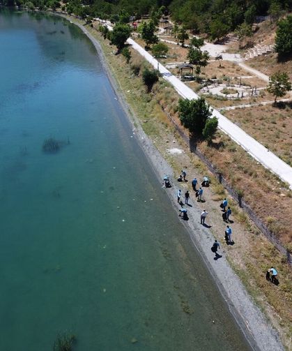 Elazığ'da yükümlüler Hazar Gölü sahillerini tatilciler için temizliyor