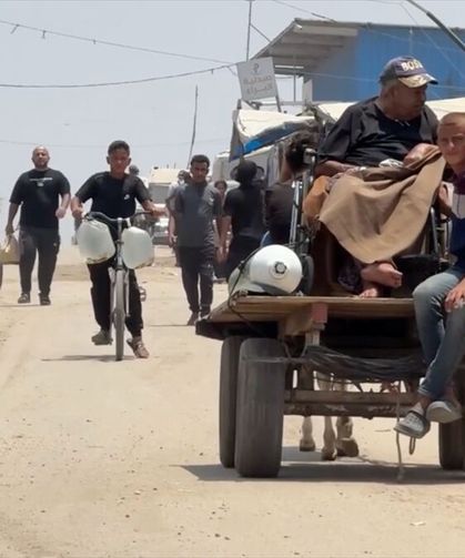 Gazze'de böbrek hastası 77 yaşındaki Hacci, at arabasında oksijen tüpüyle diyalize gidiyor