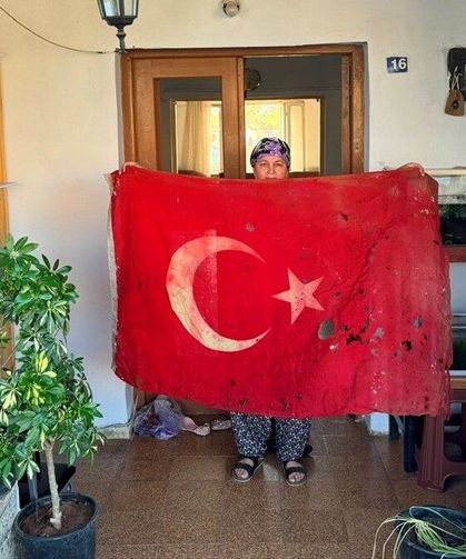 Kıbrıs Barış Harekatı'nda Mehmetçiğin kullandığı Türk bayrağını sandığında 36 yıldır saklıyor